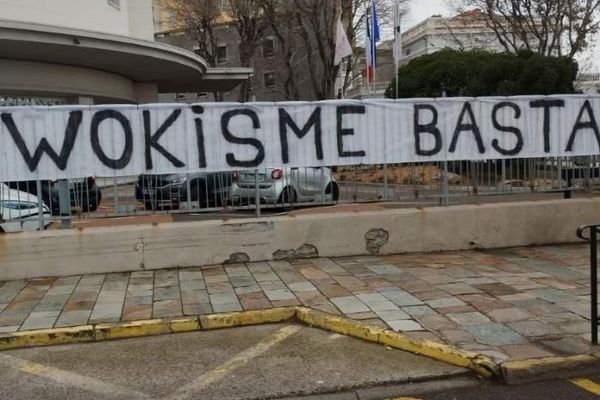 L'association Palatinu a déployé une banderole "wokisme basta" sur les grilles de la mairie de Bastia, ce vendredi 8 décembre.