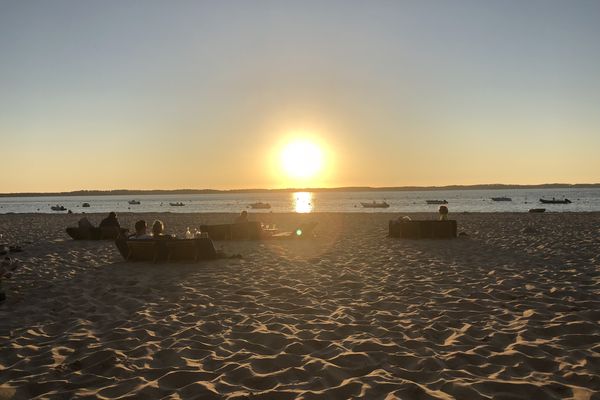 Coucher du soleil sur la plage de Péreire à Arcachon