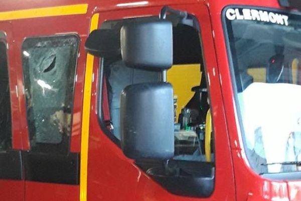 Un véhicule de pompiers a reçu des projectiles lors d'une intervention à Clermont-Ferrand ce mercredi 12 août. 