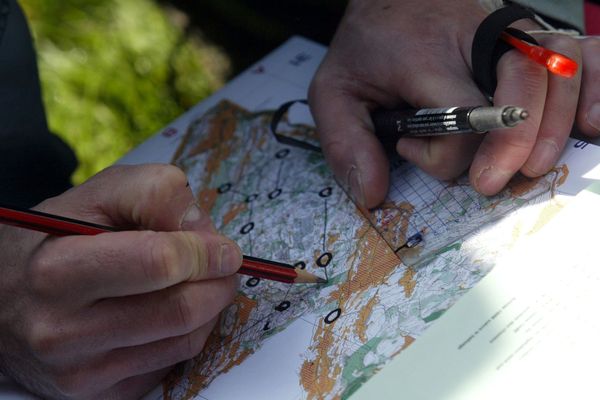 Pour se repérer : une carte et une boussole.