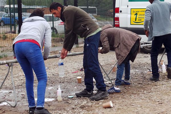 Un point d'eau mobile à Calais, le 21 août 2017.