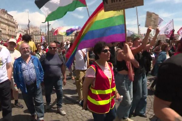 Dans le cortège marseillais, des drapeaux Palestinien, des symboles syndicaux et des étendards des fiertés.