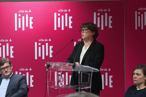 Martine Aubry, entourée d'Arnaud Deslandes (à gauche) et d'Audrey Linkenheld (à droite), lors de ses voeux à la presse