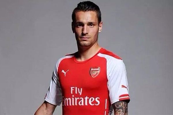 Mathieu Debuchy avec son nouveau maillot d'Arsenal.