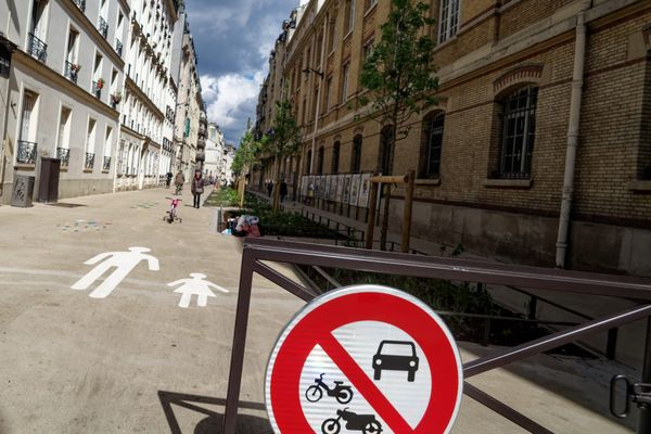 Après plusieurs mois de travaux, la rue de l'Arbalète dans le 5eme arrondissement  a été définitivement fermée à la circulation en raison de la présence d'une école.