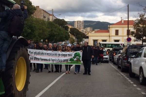 Le cortège est parti de la gare et s'est arrêté devant la préfecture d'Ajaccio.