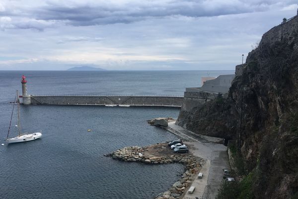 C'est sur cette façade rocheuse (à droite) que s’intégrera le futur ascenseur, qui mènera au théâtre de verdure.