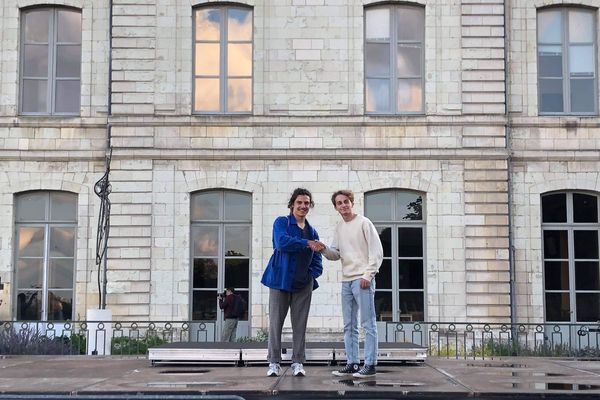 Antoine Mouly et Emilien de Stabenrath, les deux étudiants musiciens qui ont eu l'idée de créer un festival solidaire à Blois au Jardin de l'Evêché. 