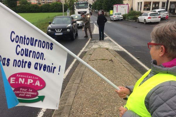 Les partisans du nouveau pont sur l'Allier distribuent des tracts aux automobilistes à l'entrée de Pérignat-ès-Allier (Puy-de-Dôme), mardi 15 mai.