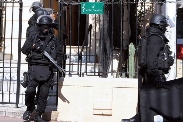 Les policiers du GIPN lors de l'opération anti-terroriste à Cannes le 6 octobre 2012. 