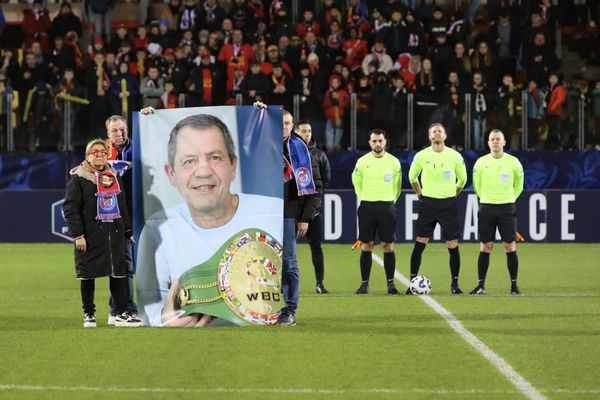 Samedi soir, le stade de l'Épopée à Calais a rendu hommage à Thierry Jacob, légende de la boxe anglaise originaire de la ville.