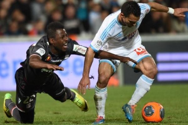 04/04/14 - L'attaquant ajaccien Junior Tallo en prise avec le défenseur marseillais Jeremy Morel au Stade Vélodrome de Marseille