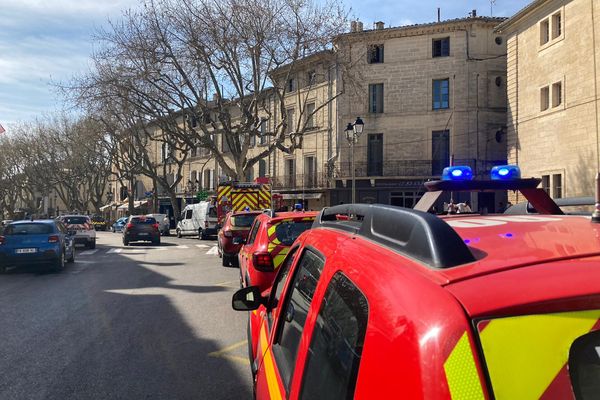 Douze véhicules et une trentaine de sapeurs-pompiers ont été déployés sur place.