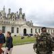 Militaires de la force Sentinelle qui patrouillent autour du château de Chambord