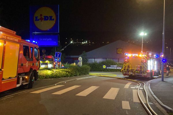 Un important incendie a eu lieu dans ce magasin Lidl de Rouen dimanche 1er août 2021.