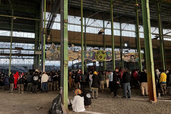 Environ 1 000 personnes se sont réunies dans une usine désaffectée près de Descartes pour une rave-party du nouvel an.