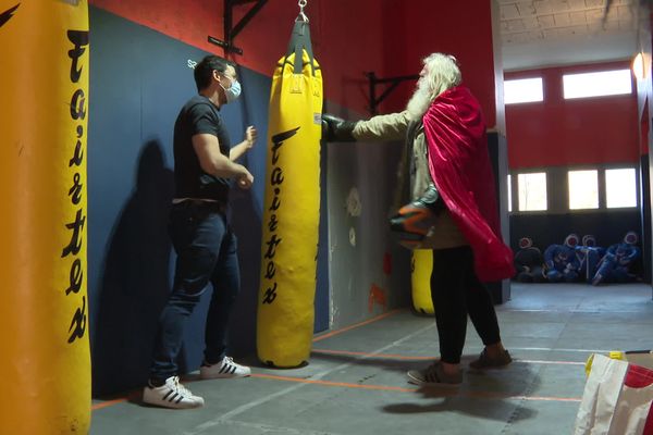 L'association Rennes Uni organise des actions en faveur des sans-abris. Ici le 27 février 2021, ils étaient invités à un cours de boxe et pouvaient bénéficier d'une douche au sein du club.