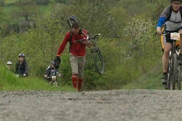 A quelques kilomètres de l'arrivée, près du Gour de Tazenat, la fatigue commence à se faire sentir.