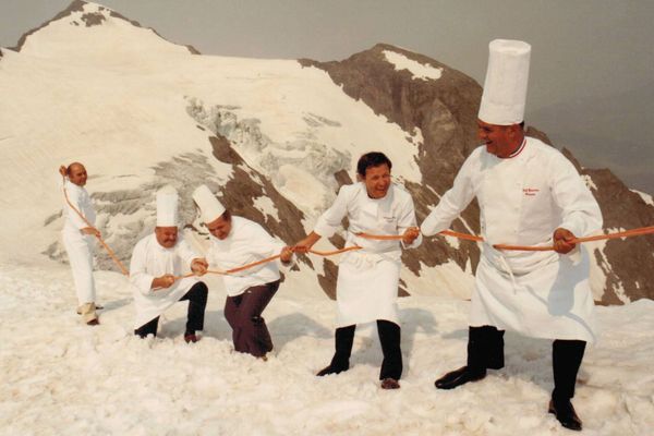 Sur cette photo, on reconnaît en premier de cordée Paul Bocuse, immédiatement suivi de Georges Blanc, le célèbre chef de Vonnas (Ain)