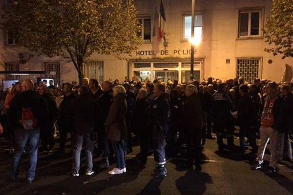 Devant l'hôtel de police de Béziers le 31 octobre 2016