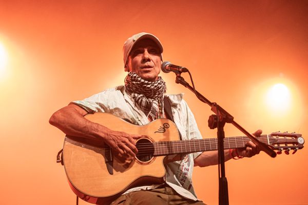 Manu Chao, ici en concert à Padoue en Italie en 2021, est un artiste qui se faire rare sur les scènes de festivals. Chacun de ses concerts est un événement.