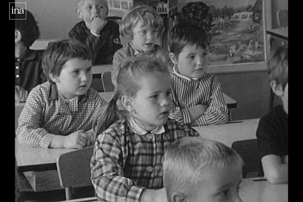 Apprentissage de l'anglais à l'école maternelle Fontaine Argent en 1967.