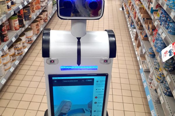 Le robot Windy fait office d'agent de sécurité dans deux supermarchés du Havre (Seine-Maritime).