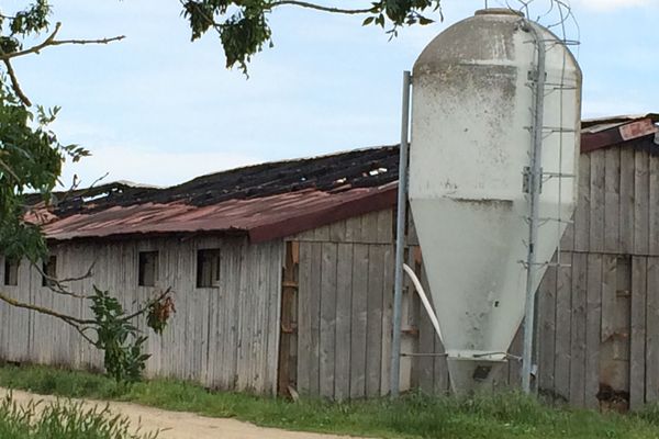 C'est à l'intérieur du bâtiment que l'incendie s'est consumé. La toiture a été endommagée. 