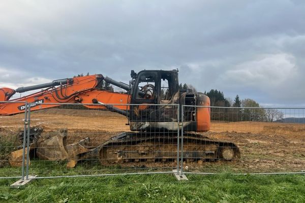 La cabine carbonisée d'un engin sur le chantier de la future usine Bricafeu à Estadens, en Haute-Garonne