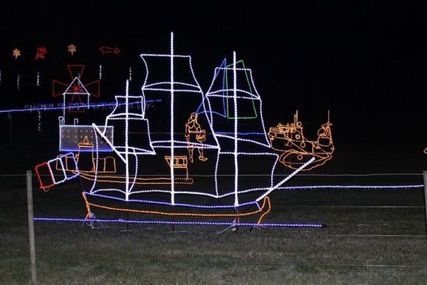 Dans le jardin de la famille Renaud, l'Hermione est reconstituée avec des guirlandes lumineuses.