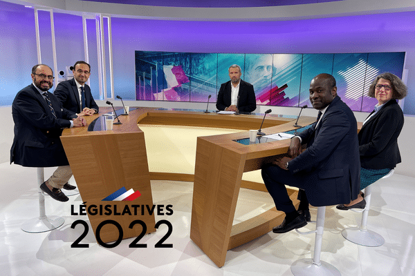 Débat entre plusieurs candidats aux Législatives 2022 pour la 2e circonscription de la Gironde. De gauche à droite Bruno PALUTEAU (RN) / Thomas CAZENAVE (Ensemble !) / Nicolas Morin ( France 3 Aquitaine) / Pierre De Gaetan NJIKAM (LR) / Catherine CESTARI (EELV-NUPES)