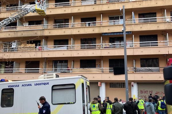 Un corps a été retrouvé mort, lors de l'évacuation de la résidence Gyptis, dans le 3e arrondissement de Marseille.