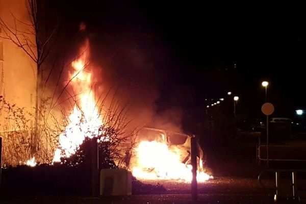 Des véhicules ont aussi été incendiés à Echirolles.