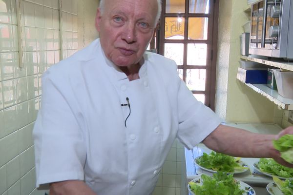 Jean-Claude, 81 ans, est de retour aux fourneaux dans le restaurant qu'il a racheté 10 après après l'avoir vendu.