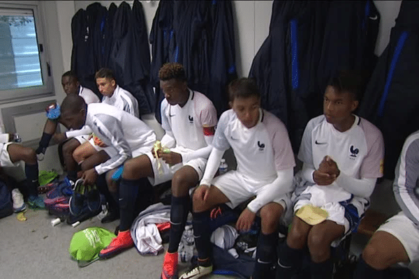 Les français dans leur vestiaire, après leur victoire 3-0 sur la Roumanie.