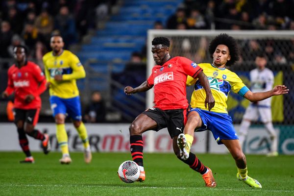 Le milieu rennais Azor Matusiwa en prise avec le milieu sochalien Malcolm Viltard lors du match de 1/8 de finale de la Coupe de France opposant le Stade Rennais au FC Sochaux - 6/02/2024