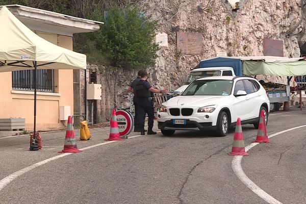 Un contrôle des véhicules effectué à la frontière Menton Saint-Louis.