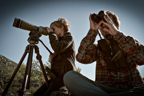 Olivier Larrey, photographe animalier et réalisateur du documentaire "Kilomètre zéro", observe les animaux avec son fils Eliel.