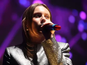 La chanteuse Carla Lazzari sur scène, le 5 juin 2024 au parc des expositions de Mulhouse).