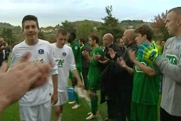 Les joueurs de Polignac (en blanc) salués par l'équipe d'Yzeure (en vert) à la fin d'un match à suspens.