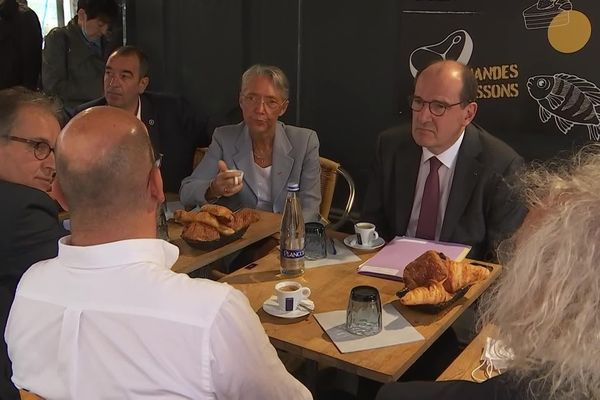 Jean Castex, le chef du gouvernement, accompagné par la ministre du Travail Elisabeth Borne dans les Côtes d'Armor à la rencontre des professionnels en difficulté pour recruter
