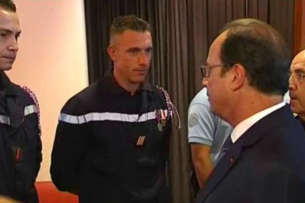 François Hollande devant les pompiers 