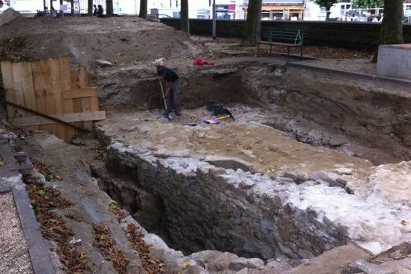 aperçu du chantier archéologique place de la République, Limoges ( 29 juillet 2014). Une ancienne crypte a été mise au jour.