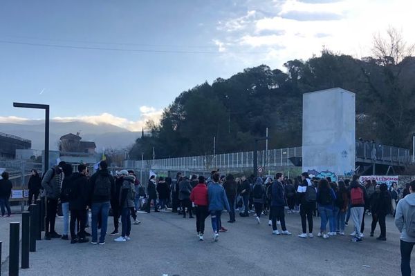 Les épreuves en contrôle continu du nouveau bac ont été maintenues vendredi 31 janvier, malgré le blocage du lycée Goscinny de Drap par une centaine d'lèves et quelques professeurs.