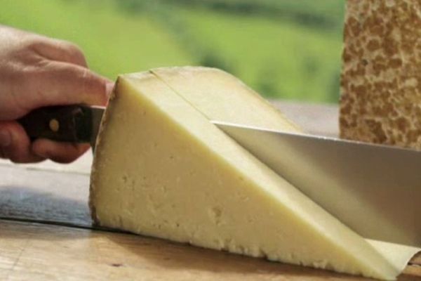 "J'aime le Cantal", une petite phrase prononcée par un ancien joueur de rugby dans un spot télévisé et qui a déjà réussi à enrayer la chute des ventes du célèbre fromage AOC.