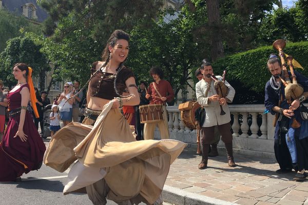 À l'entrée du village médiéval, musique et danse ont rythmé les après-midi de samedi et dimanche, sous un soleil radieux.