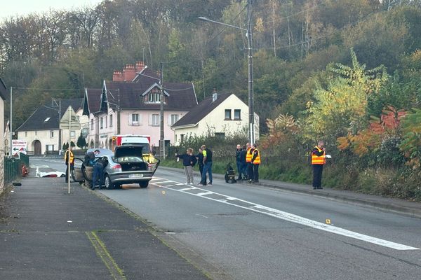 La voiture de la victime, là où elle a fini sa course, rue de Berne. À gauche, le corps sans vie du quinquagénaire, recouvert d'un drap blanc.