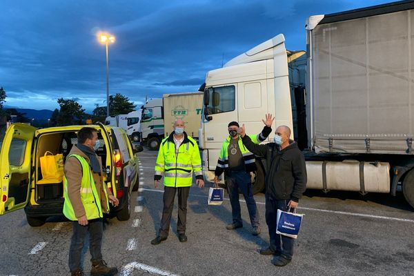 La première opération Foodtruck Solidaire sur l'aire de St Rambert de l'A7 le 23 décembre 2020