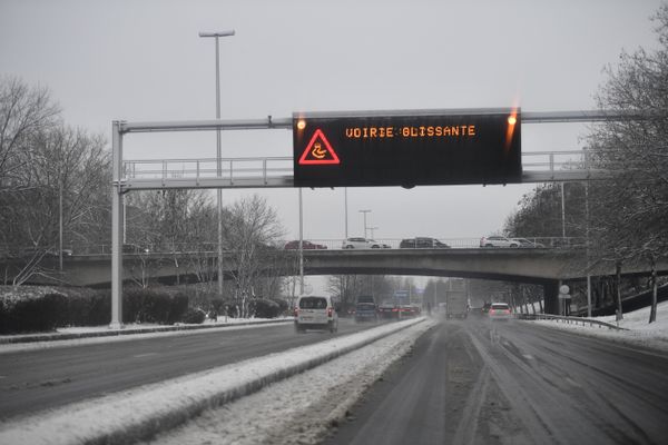 3 départements de Centre-Val de Loire placés en vigilance orange  "Neige-verglas".  Parmi les départements, le Loir-et-Cher, l’Eure-et-Loire et le Loiret sont concernés.