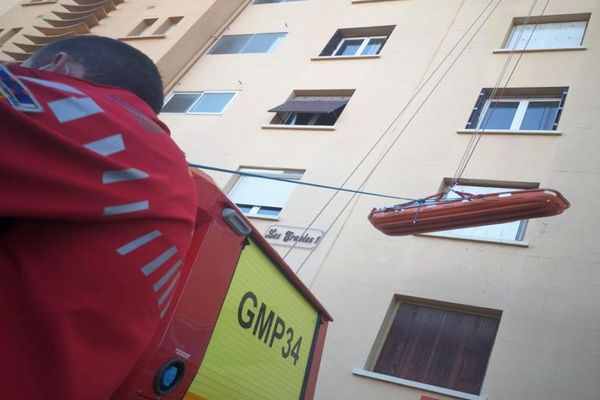 Montpellier - les pompiers et le GRIMP 34 secourent une octogénaire au 6e étage de son immeuble - 14 janvier 2022.